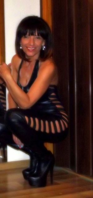 Homemade photoshoot of very nice milf in tight latex suit