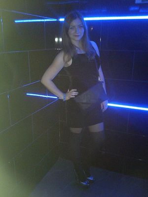 Veteran bimbo chick entering da club