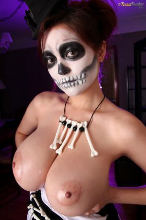 TESSA FOWLER: HAPPY HALLOWEEN :)
