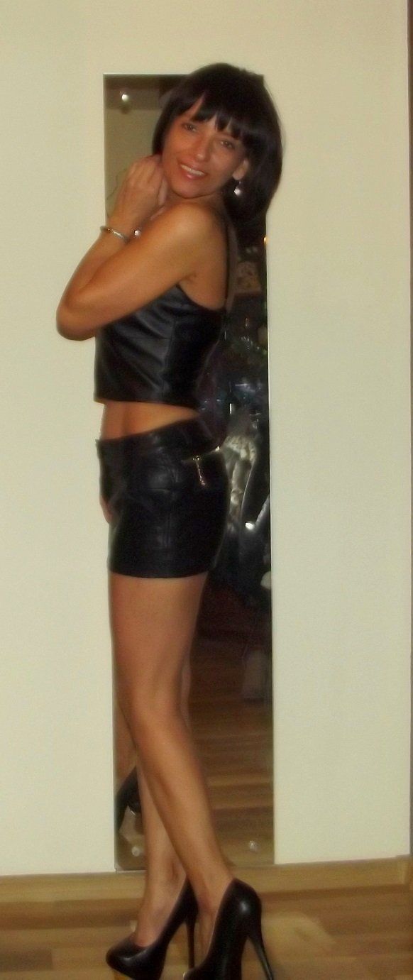 Hot leggy mature brunette in damm sexy leather outfit