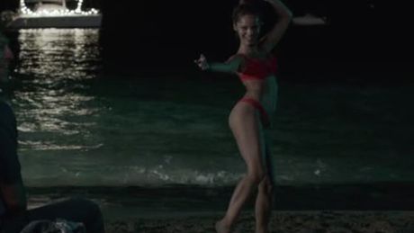 Ado se déshabille sur la plage