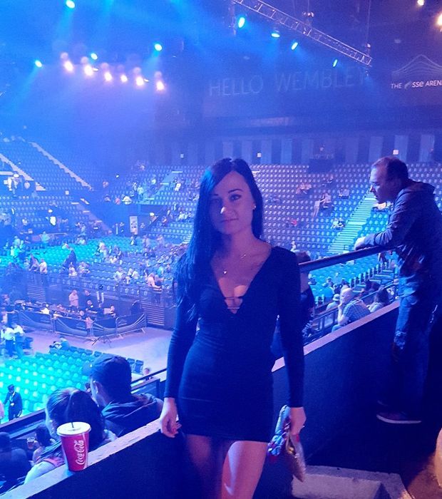 Brunette bimbo at the concert