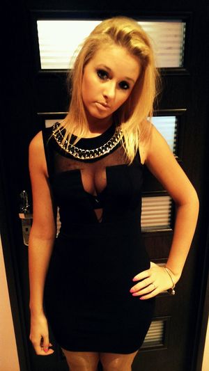 Blonde bimbo dressed for hookup