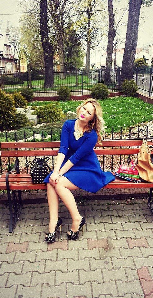 Blonde chick on a bench in nice blue dress and high peeptoe heels