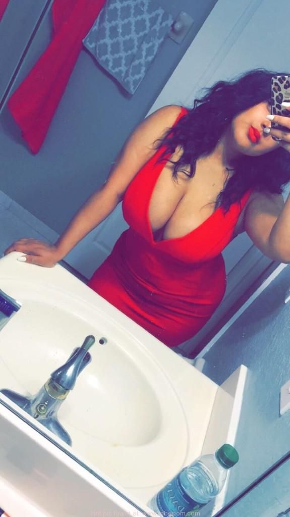 sexy chick in mirror selfie, with big tits