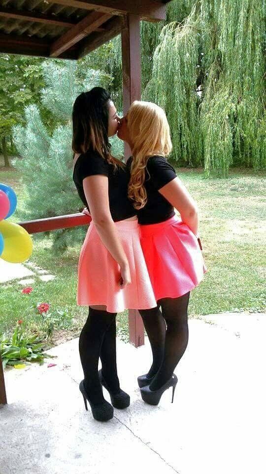 Kissing party chicks