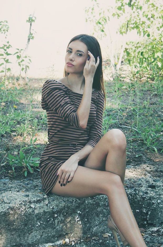 Leggy fuckdoll bimbo posing on a spot outdoors