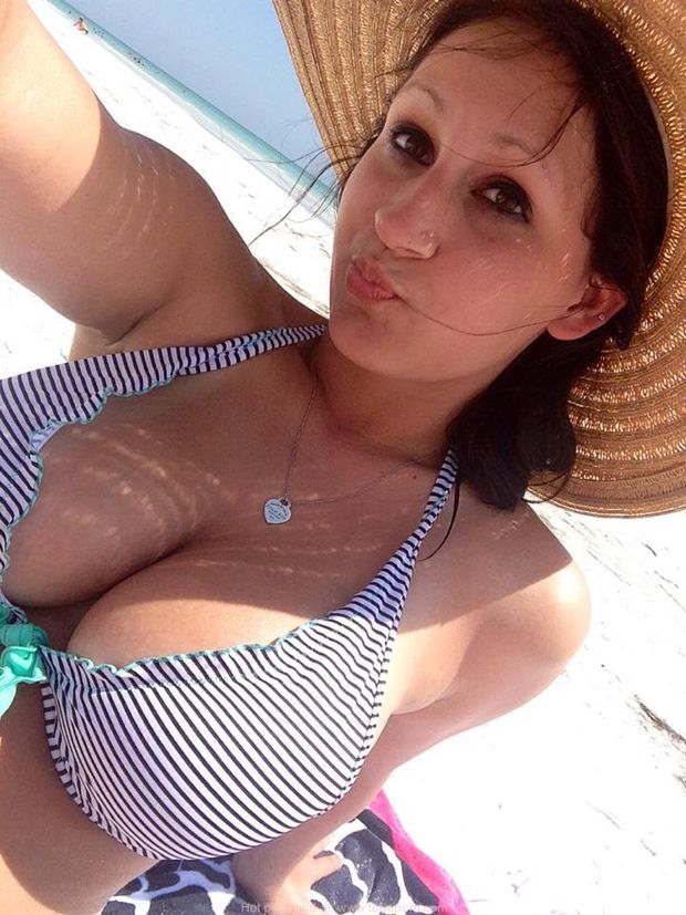 sexy teen chick in the beach-selfie with huge tits