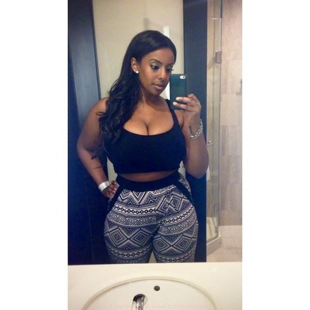 Gorgeous African Ebony chick in a mirror selfie. Hot body