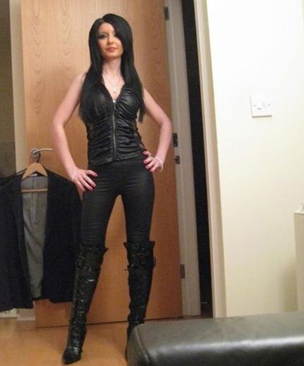 Dark hair latex-bimbo before going out
