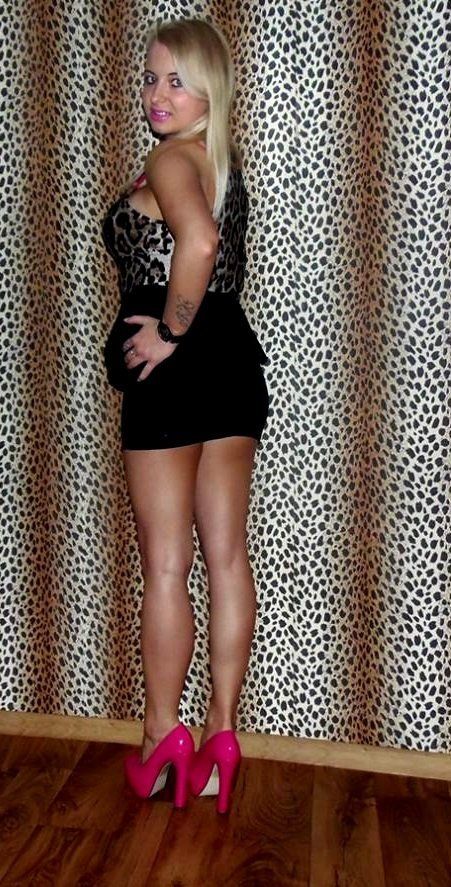 Blonde bimbo posing in her new pink heels