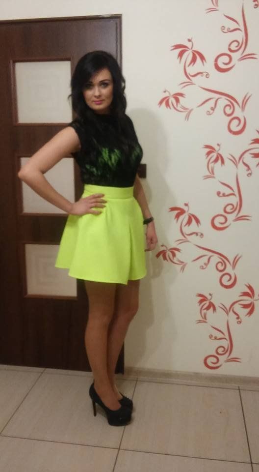 Dark hair babe posing before going out