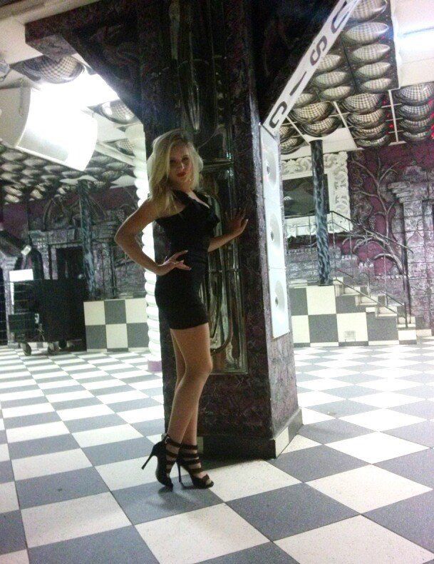 Curvy, leggy blonde in really nice outfit