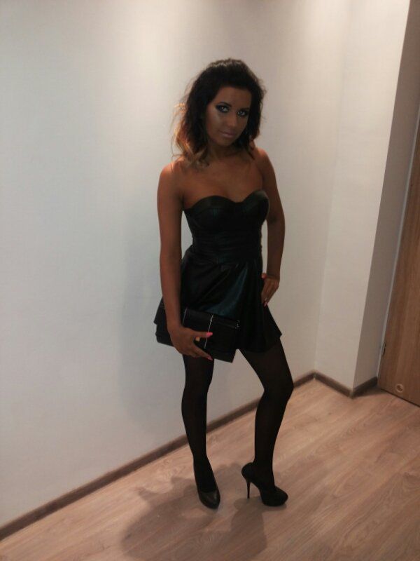 Damm sexy brunette in really nice, short black leather dress and heels