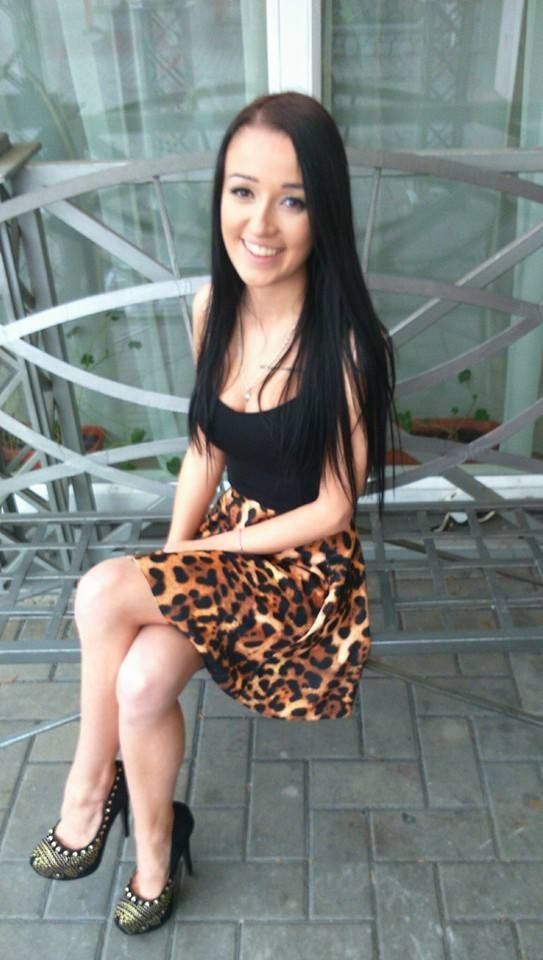 Busty brunette chick in leopard skirt
