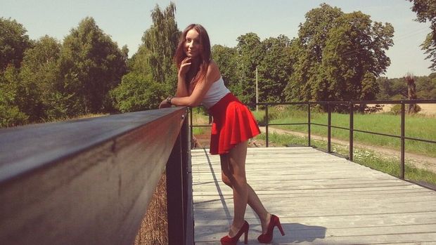 Hot chick outdoors in short loose red skirt and red heels