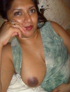Rich desi aunty with her boobs open for the lover