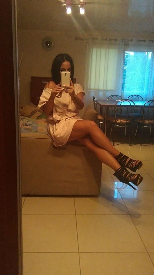 Dark hair bimbo's selfie before going out