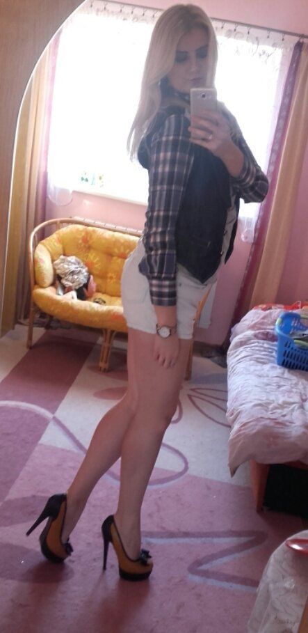 Leggy bimbo blonde going out