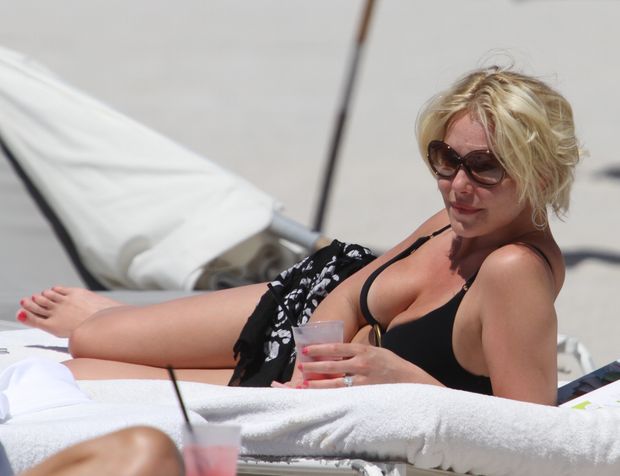Katherine Heigl -11/75 -5'9''- 135lbs =34-26-36''- 9-Shoe - Eat! That! -Yum!