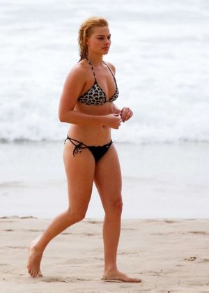 Margot Robbie, Australian, -7/90 -5'6''- 36B-25-36''- 130lbs -7-Shoe - To Die For! - Kiss! Kiss!