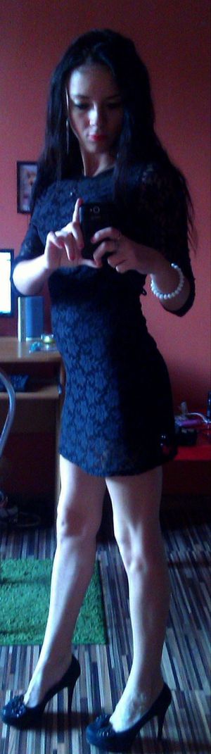Selfie in black lace dress