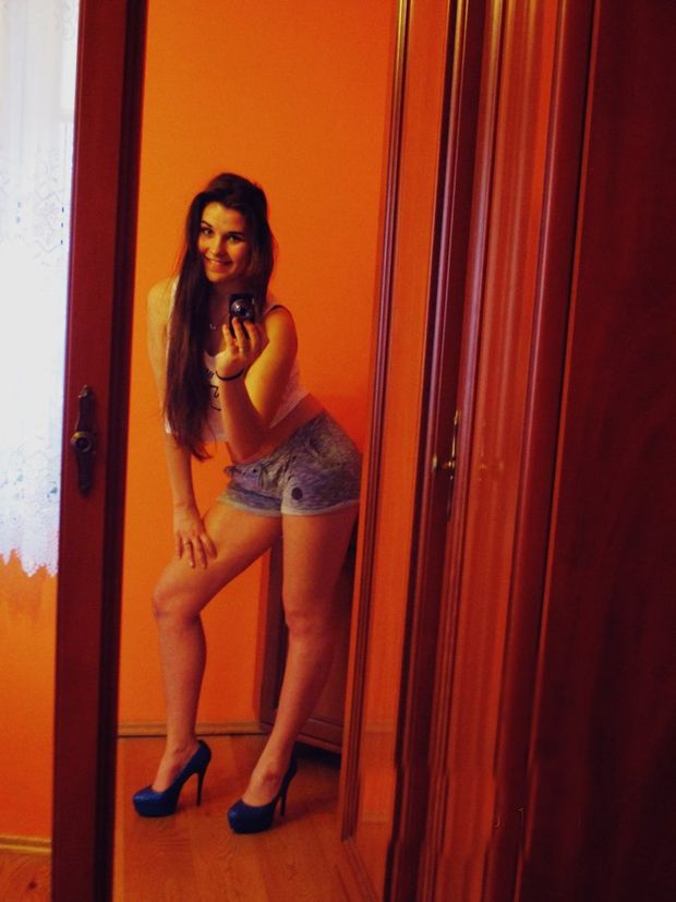 Hot booty chick posing for mirror shot