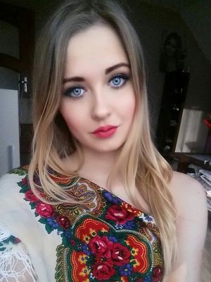 Cute face ofa blonde chick