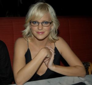 Anna Faris -11/76 -5'5''- 34B-24-34''- 120lbs -6-Shoe, - Kiss! Kiss!