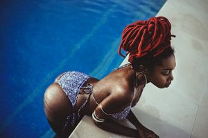 Hot Nubian Gonzesse in the pool