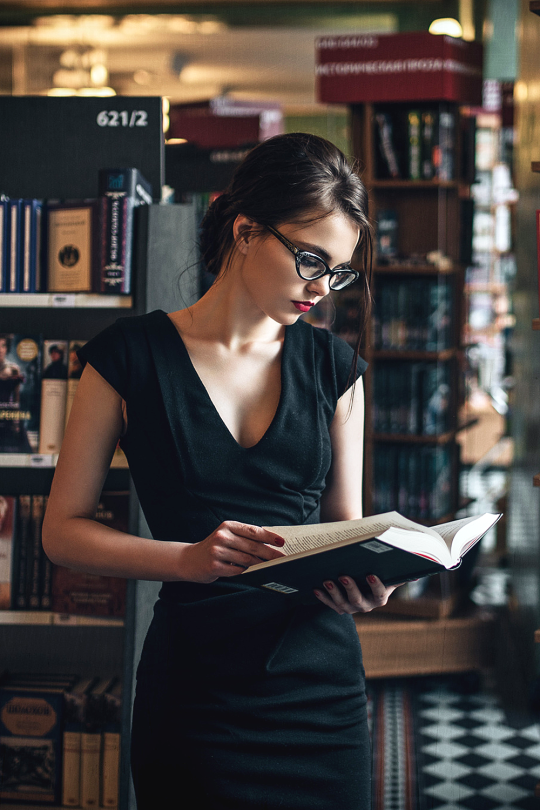 sexy brunette in library trying to hide the wh0re in her...