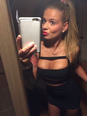 Blonde fuckdoll bimbo taking another selfie