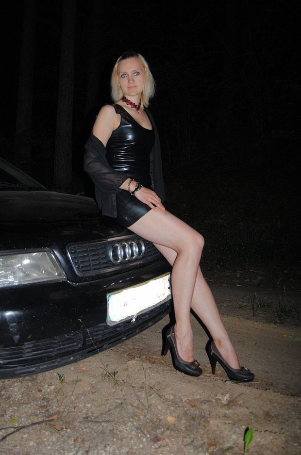 Leggy and so damn horny hotwife is waiting for some hard guys
