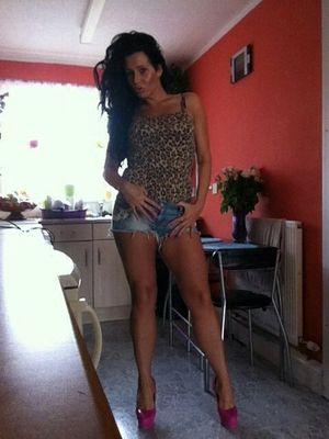 Dark hair bimbo posig