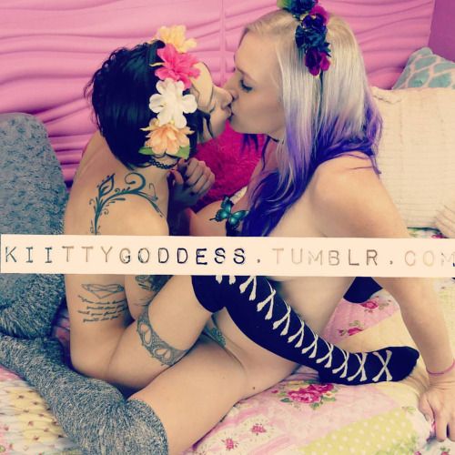 @minniegoddess and I will be live on #kiittycam in 1 hour! Load...