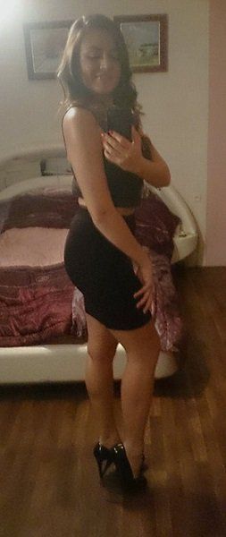 Leggy babe in tight mini skirt