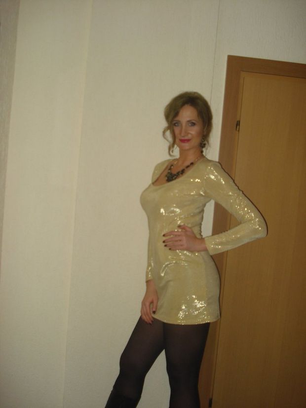 Nice busty mommy in gold mini dress redy for the party