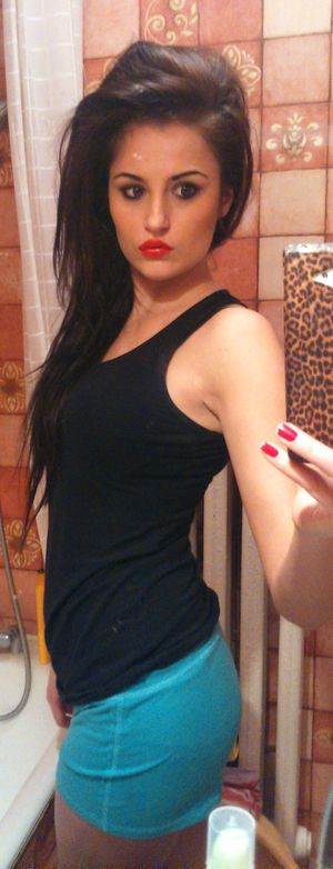 Bimbo fuckdoll taking some mirror shot of her yummy lips