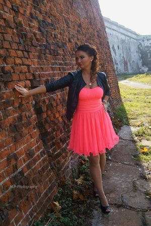 Tanned busty babe posing outdoors