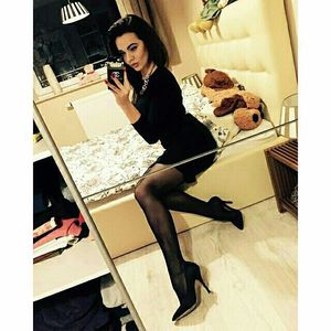 Dark hair bimbo taking some mirror shot before going out