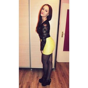 Nice butt in tight mini yellow skirt