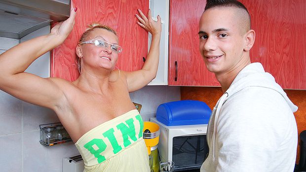 Sex-starved ma'am fucking in her kitchen