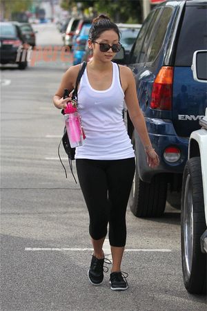Brenda Song -3/88 -5'2''- 34B-24-34''- 113lbs - 6-Shoe, Asian, Cunnilingus! - Yum! Yum!