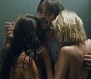 Ana de Armas luciendo tetas perfectas en la película Knock Knock - Morbazo - 4