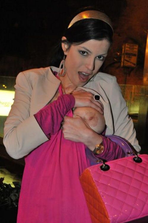 Sara Tommasi boob flash