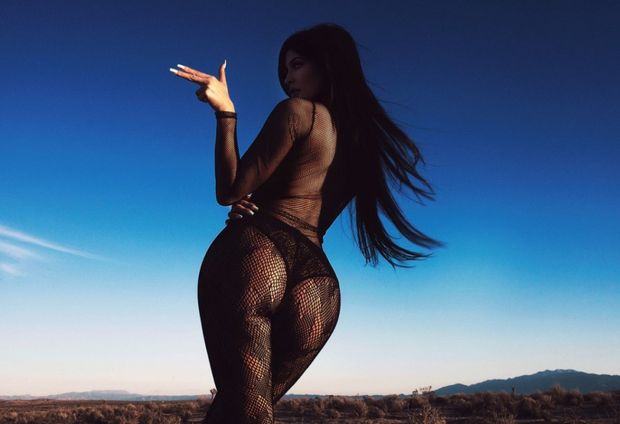 Kylie Jenner SHows ass