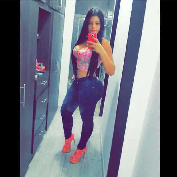 Explosiva Latina Nalgona y Tetona