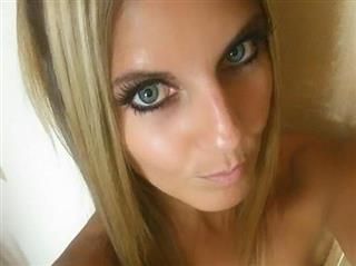 Immer wenn die Sonne scheint .. :)Alter: 24, Haarfarbe: Blond, Figur: SchlankHobbys: Fitness, Pornos drehen, das leben genießen :DWas mache ich vor der Cam?Chatten / Flirten,Dirty-Talk,Dessous,Lack / Leder,Striptease,Close-Ups,Toys,Selbstbef... Conti