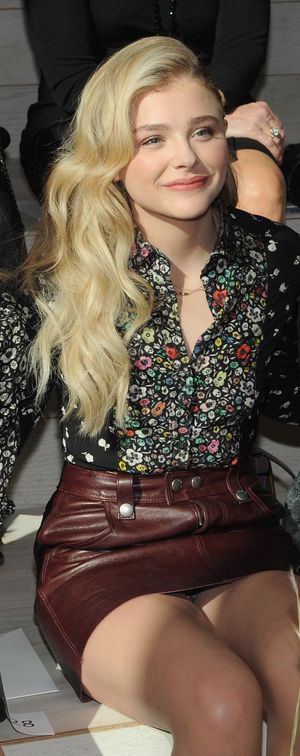 Chloe Grace Moretz -2/97 -5'4''- 33-24-34''- 32A-Bra - 108lbs - 8-Shoe, Babe's Cunnilingus! - Yum! Yum!