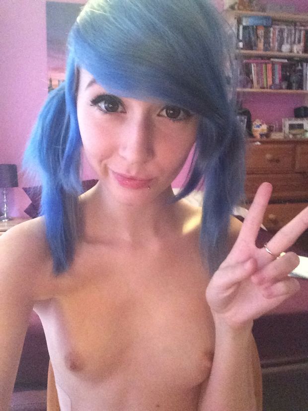 Horny small tiny petite babe sexting self pic
